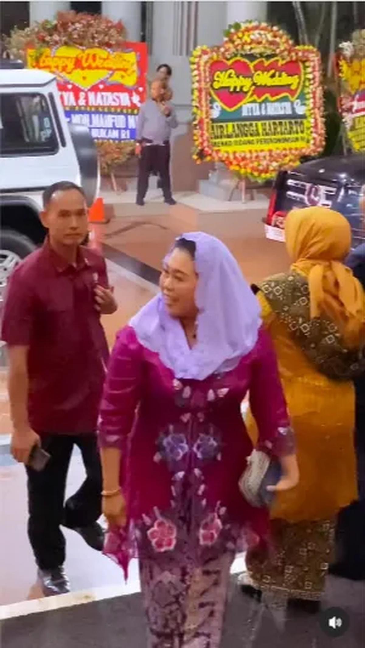 Putri Presiden Gus Dur, Zannuba Ariffah Chafsoh atau yang akrab di sapa Yenny Wahid juga terlihat hadir dalam acara pernikahan putra Panglima TNI. <br>