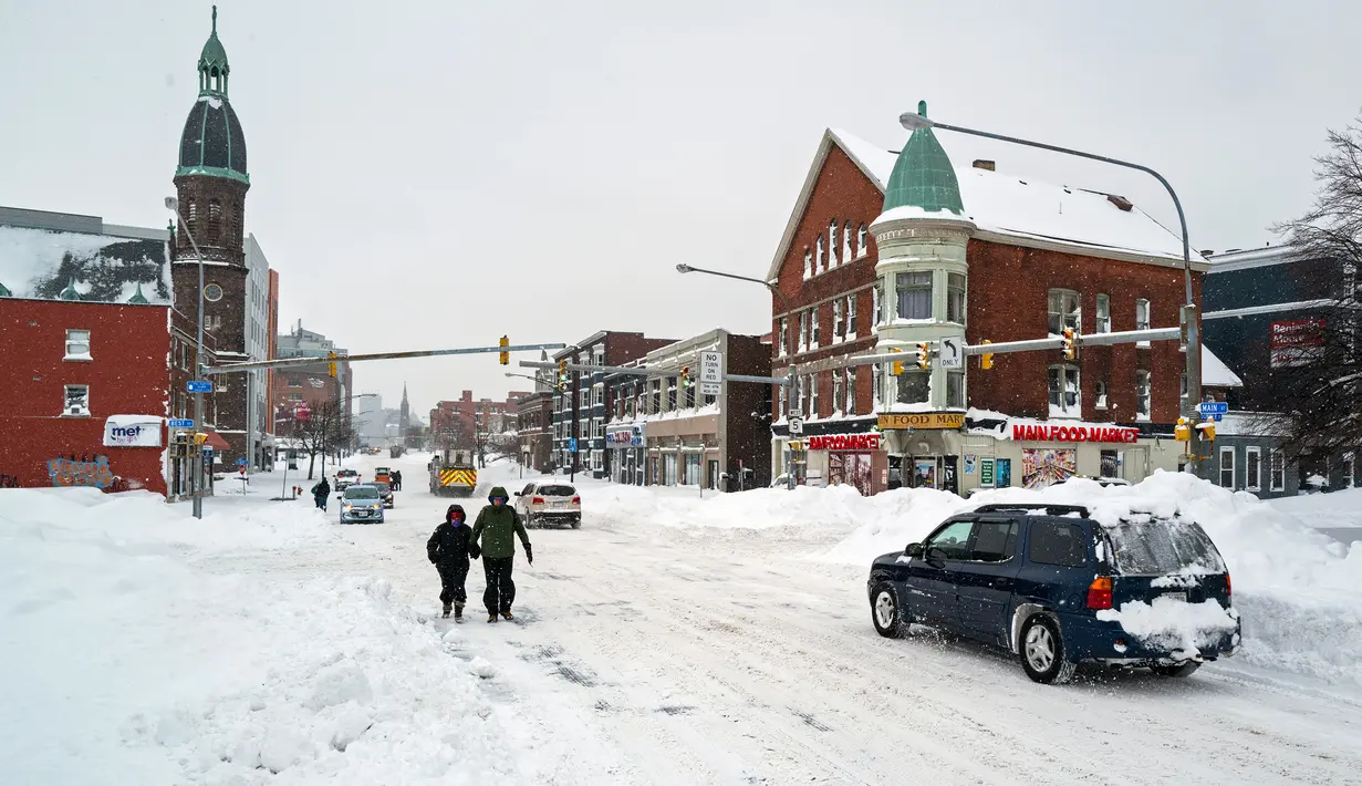 Aktivitas warga setelah badai salju ekstrem di sekitar Main St., Buffalo, New York, Amerika Serikat, 26 Desember 2022. Sebanyak 13 orang dilaporkan tewas akibat badai salju yang terjadi di Buffalo. (AP Photo/Craig Ruttle)