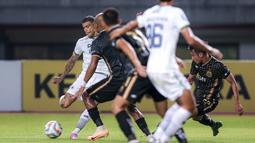 Pemain Persib Bandung, Ciro Henrique (kiri) berusaha mencetak gol ke gawang Bhayangkara FC pada laga lanjutan BRI Liga 1 2023/2024 antara Bhayangkara FC melawan Persib Bandung di Stadion Patriot Candrabhaga, Bekasi, Sabtu (23/09/2023). (Bola.com/Bagaskara Lazuardi)