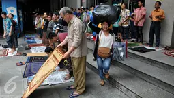 Warga bersiap melaksanakan salat Jumat di lorong Blok A-B di Tanah Abang, Jakarta, Jumat (19/6/2015). Meskipun beribadah di lorong tempat berjualan, namun tidak menyurutkan niat mereka untuk beribadah di bulan Ramadan ini. (Liputan6.com/Johan Tallo)
