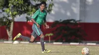 Gelandang Timnas Indonesia U-16, Mochammad Supriadi, menggiring bola saat melawan Kabomania U-17 pada laga uji coba di Stadion Atang Sutresna, Jakarta Timur, Jumat (8/9/2017). Timnas U-16 menang 6-1 atas Kabomania U-17. (Bola.com/Vitalis Yogi Trisna)