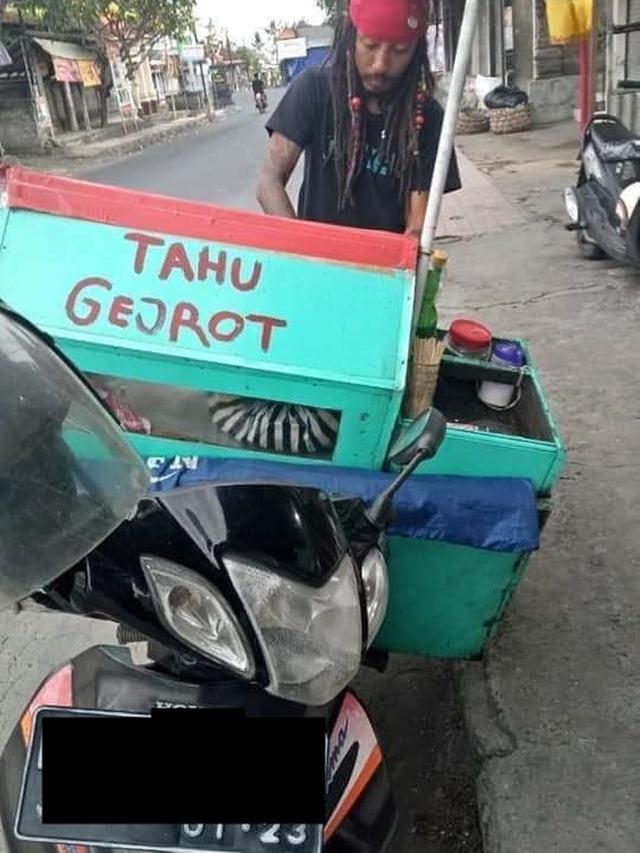 7 Potret Kocak Pedagang Keliling Pakai Kostum Saat Jualan Ini Curi Perhatian