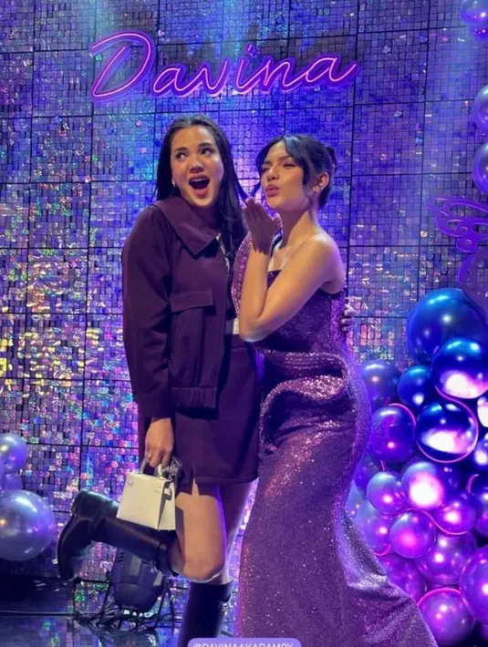 Selanjutnya, ada kembar tapi tak sedarah Davina yakni, Alice Norin yang juga hadir mengenakan setelan jaket dan mini skirt nuansa ungu. [@alicenorin].