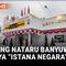 Sebuah pos pengamanan terpadu perayaan Natal 2025 dan Tahun Baru 2026 di Banyuwangi, Jawa Timur, tampil unik dengan konsep menyerupai Istana Negara. Pos hasil kreasi Satlantas Polresta Banyuwangi ini berdiri megah di area Pelabuhan ASDP Ketapang.