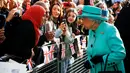 Ratu Elizabeth II menyapa warga saat tiba di pusat perbelanjaan Lexicon saat berkunjung ke Bracknell, London, Jumat (19/10). Ratu Elizabeth menghabiskan sebagian waktu siangnya untuk mengunjungi department store. (HENRY NICHOLLS/ POOL/AFP)