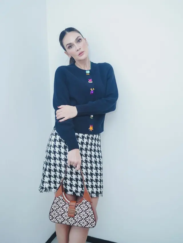 Beda Pesona Luna Maya dan Rossa Kenakan Tas Seharga Rp6,9 Juta-an yang Sama