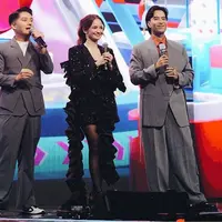 Jadi MC untuk sebuah acara, Enzy Storia tiba-tiba unjuk bakat menyanyi layaknya seorang diva. [@vidialdiano]