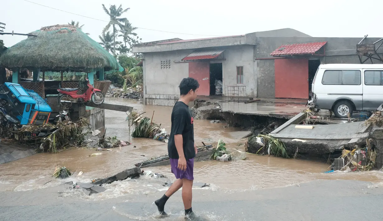 Banjir bandang terjadi setelah Badai Tropis Trami, yang secara lokal dinamai Kristine, menurunkan hujan lebat di kota Libon, provinsi Albay, Filipina. (AP Photo/John Michael Magdasoc)