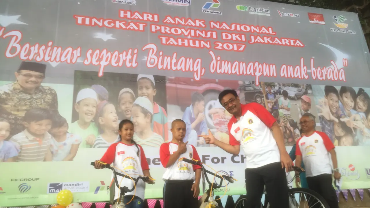  Gubernur DKI Jakarta Djarot Saiful Hidayat merayakan Hari Anak Nasional bersama sekitar 1.000 anak panti asuhan se-Jakarta di Dufan, Ancol.