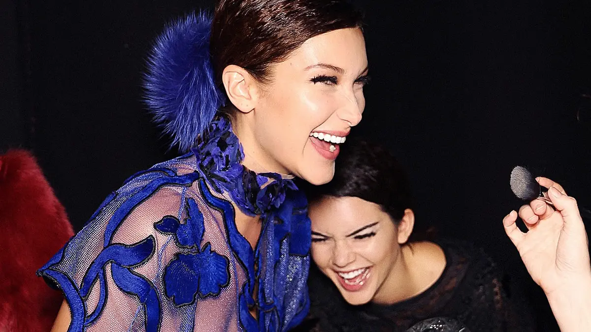 Bella Hadid Unggah Foto Telanjang Dada Bareng Kendall Jenner - Photo