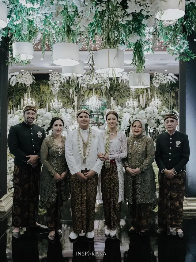 6  Potret Mieke Amalia dan Anggi Kadiman Mantan Istri Tora Sudiro di Akad Nikah Nabila Sudiro, Kompak Kenakan Kebaya Hijau