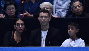 Sebelum bertunangan dengan Georgina Rodriguez, CR7 dikaruniai 3 anak yaitu Ronaldo Jr, Eva Maria dan Mateo. Kini bersama Georgina ia dihadiahkan satu anak lagi yaitu Alana. (AFP/Glyn Kirk)