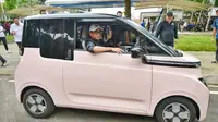 Menteri Perhubungan Budi Karya Sumadi menggunakan mobil listrik ketika mengunjungi&nbsp;Museum Transportasi TMII (dok: BKIP)