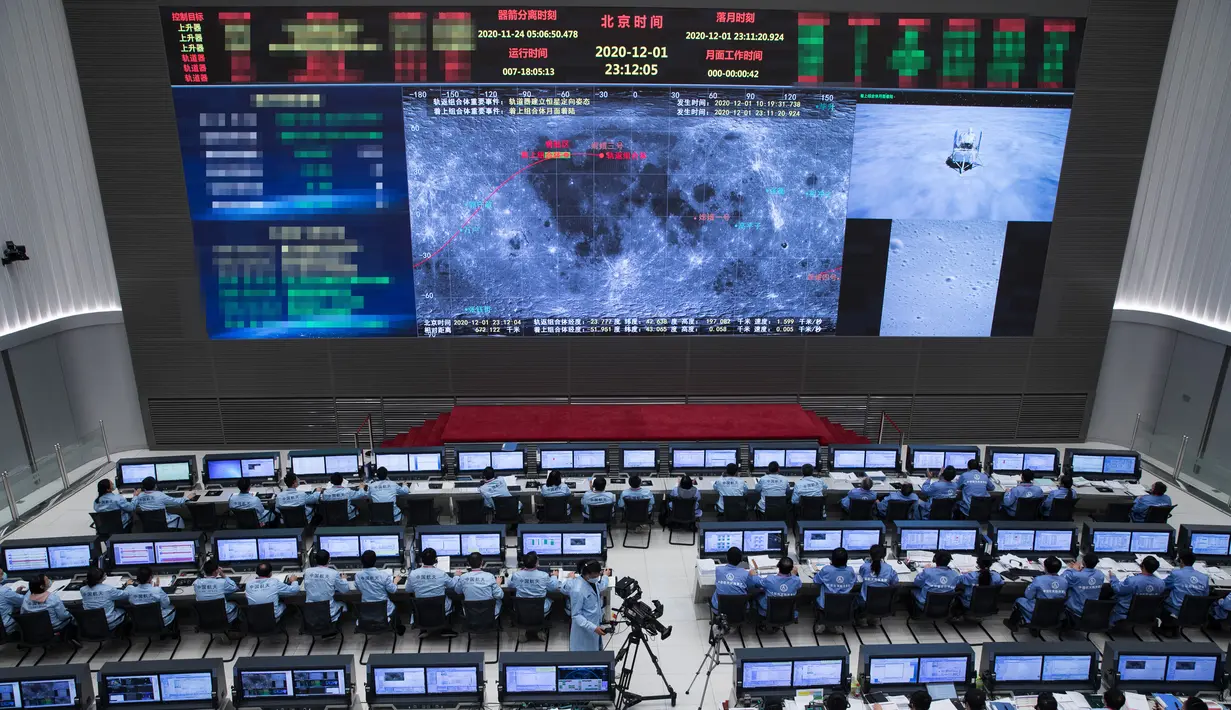 Para personel teknis bekerja di Beijing Aerospace Control Center, ibu kota China, pada 1 Desember 2020. Wahana antariksa Chang'e-5 China berhasil mendarat di sisi dekat Bulan pada Selasa (1/12) tengah malam dan mengirimkan kembali gambar ke Bumi. (Xinhua/CNSA)