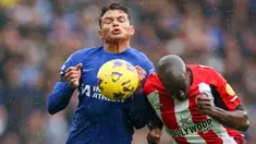 Pemain Chelsea Thiago Silva (kiri) duel memperebutkan bola dengan pemain Brentford Yoane Wissa pada pertandingan sepak bola Liga Premier Inggris di Stadion Stamford Bridge, London, Inggris, Sabtu (28/10/2023). (AP Photo/Ian Walton)