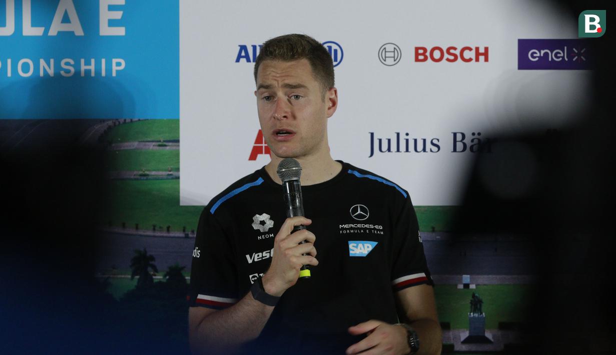 <p>Pebalap Mercedes EQ Formula E, Stoffel Vandoorne, memberi keterangan saat jumpa pers di Jakarta International e-Prix Circuit (Jakarta E-Prix), Ancol pada Jumat (4/6/2022). (Bola.com/M Iqbal Ichsan)</p>
