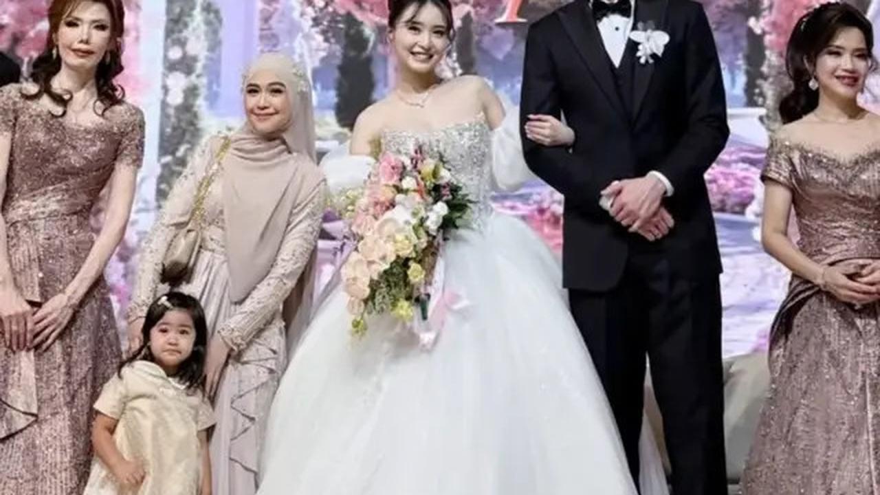 7 Potret Artis di Nikahan Nita Vior dan Vincent, Kiky Saputri Curi Perhatian
