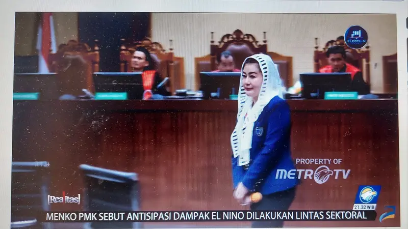 Wanita Emas Alias Hasnaeni Terdakwa Kasus Korupsi PT Waskita Beton Precast Tbk Sesegukan Saat Memohon kepada Majelis Hakim Agar Dirinya Dijadikan Tahanan Kota. Bukannya Dikabulkan, Majelis Hakim Justru Tertawa Geli