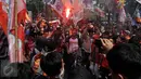 Ratusan Jakmania melakukan aksi unjukrasa dengan menyalakan flare depan Kantor Kementerian Pemuda dan Olahraga, Jakarta, Selasa (11/8/2015). mereka meminta Surat Keputusan (SK) Menpora terkait pembekuan PSSI dicabut.(Liputan6.com/Johan Tallo)