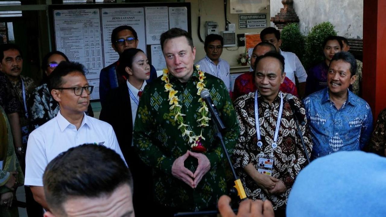 CEO Tesla Elon Musk meresmikan peluncuran Starlink di Puskesmas Pembantu Sumerta Kelod Denpasar, Bali pada Minggu (19/5/24) Peluncuran resmi dilakukan sekitar pukul 16.45 WITA. Foto: REUTERS / Johannes P. Christo<br>