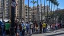 Para tunawisma mengantre untuk menerima makan siang di Se Square, pusat kota Sao Paulo, Brasil, pada 19 Agustus 2021. Sao Paulo menghadapi krisis tunawisma, karena harga baru-baru ini menjadi beban yang terlalu berat bagi populasi yang semakin miskin. (NELSON ALMEIDA / AFP)