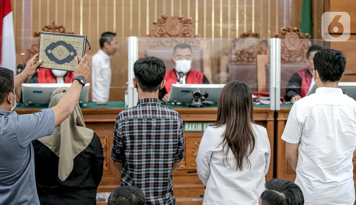 Petugas mengambil sumpah sejumlah saksi saat sidang lanjutan terdakwa kasus pembunuhan Brigadir Yosua Hutabarat atau Brigadir J, Ferdy Sambo  di PN Jakarta Selatan, Jakarta, Selasa (22/11/2022). Sidang Ferdy Sambo dan Putri Candrawathi ini beragenda pemeriksaan saksi-saksi. (Liputan6.com/Faizal Fanani)