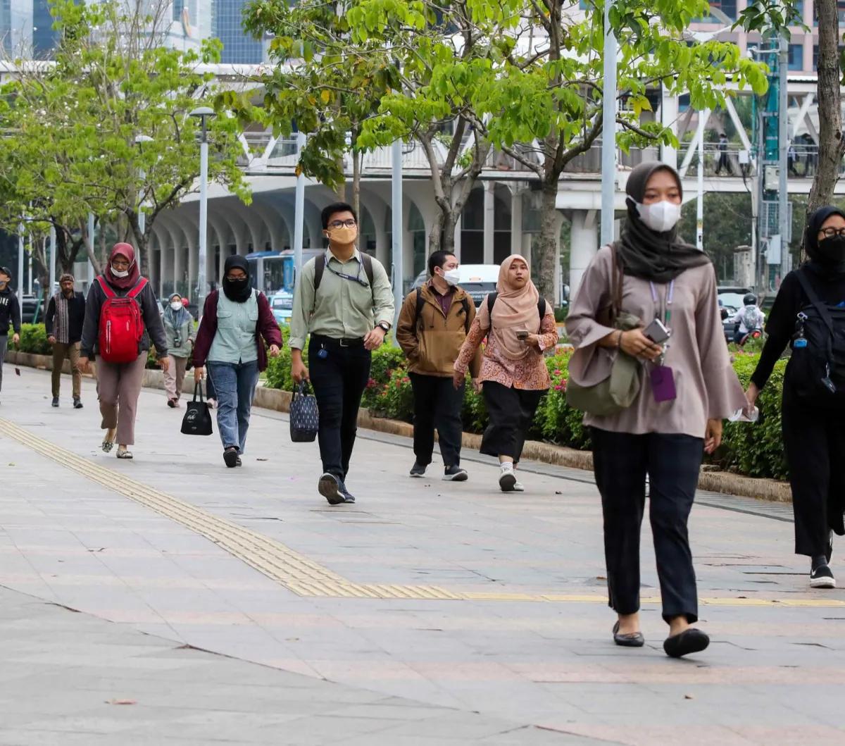 "Simpan dulu uang Anda. Jangan begitu saja berhenti bekerja kecuali Anda tahu apa yang akan Anda kerjakan," kata Cuban.