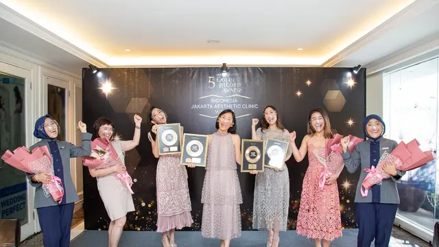 dr. Olivia Ong, Founder Jakarta Aesthetic Clinic bersama tim dokter JAC.