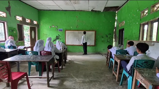 Di Sebuah Kelas yang Retak, Puluhan Siswa Sukabumi Bertaruh Nyawa untuk Sekolah