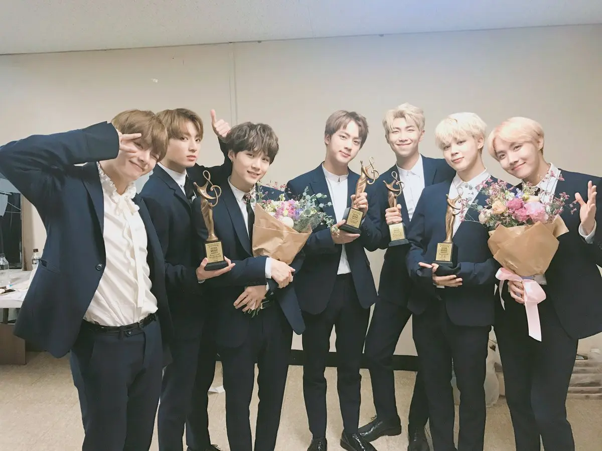 Makin bersinar, BTS meraih piala terbanyak di Seoul Music Awards 2017.
