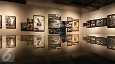 Pengunjung mengamati karya foto yang dipajang dalam pameran bertajuk Arkamaya di Galeri Foto Jurnalistik Antara, Jakarta, Selasa (5/4). Pameran yang berlangsung hingga 1 Mei 2016. (Liputan6.com/Immanuel Antonius)