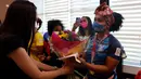 Lifter peraih medali emas, Neisi Patricia Dajomes Barrera menerima karangan bunga dari Kementerian Olahraga Ekuador setibanya di bandara Mariscal Sucre Quito (4/8/2021). (AFP/ Ecuador's Ministry of Sports)