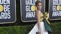 Jennifer Lopez saat tampil di karpet merah ajang Golden Globe 2020. (FRAZER HARRISON / GETTY IMAGES NORTH AMERICA / AFP)