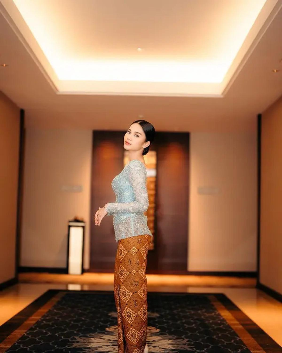 4 Model Kebaya Batik Modern Perpaduan Gaya Klasik, Azizah Salsha hingga Pinka Haprani