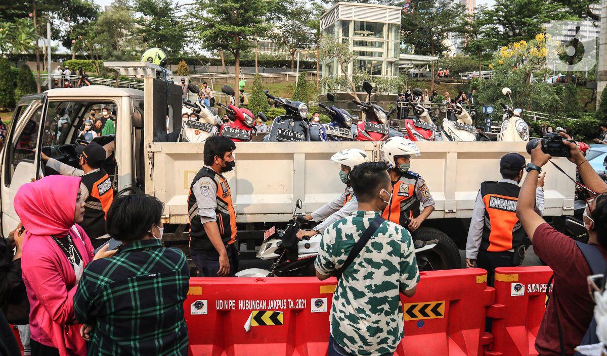 Soal banyaknya keluhan wisatawan terjaring razia parkir liar sehingga kendaraannya dikempesin petugas, Wildan menyebut hal itu sebagai sanksi akibat parkir liar di bahu jalan.