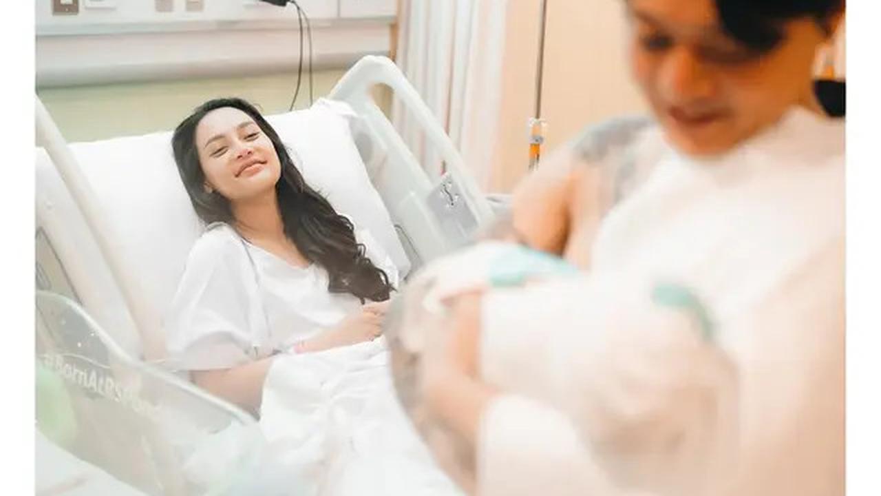 Erika Carlina Melahirkan, Ini 6 Potret DJ Bravy Setia Temani Persalinan Penuh Haru