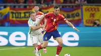Gelandang Spanyol Fabian Ruiz mencoba menjauh dari Davide Frattesi saat melawan Italia pada laga kedua grup B Euro 2024 (AP)