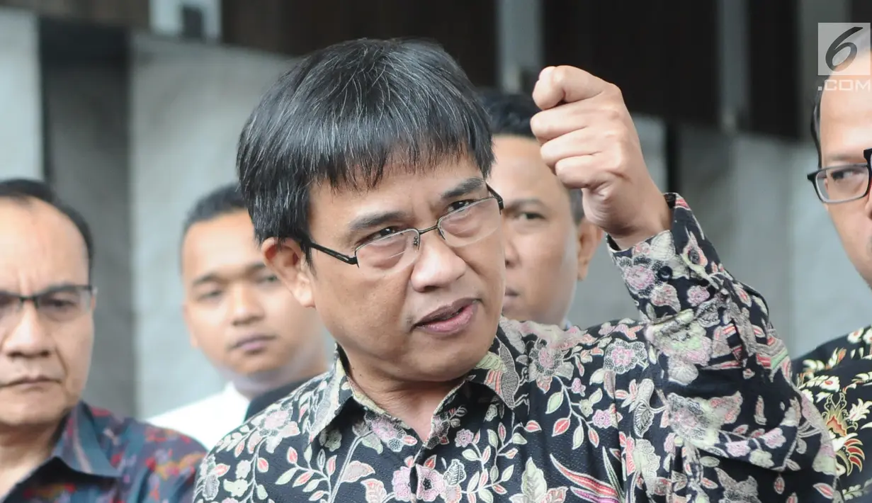 Direktur Perijinan Pengaturan dan Pengawasan Fintech OJK Hendrikus Passagi memberi keterangan kepada awak media usai pertemuan dengan LBH Jakarta terkait aduan korban fintech di Jakarta, Jumat (14/12). (Liputan6.com/Angga Yuniar)