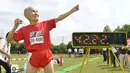 Hidekichi Miyazaki (105) berpose mengikuti gaya Usain Bolt setelah mencetak rekor lari 100 meter di Kyoto, Jepang, 23 September 2015. Kakek asal Jepang ini berhasil mencatatkan waktu 42,22 detik dan tercatat oleh Guinness World Records.(REUTERS/Kyodo)