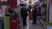 Konsumen memilih barang kebutuhan di salah satu gerai supermarket Giant di Jakarta, Kamis (4/3/2021). Poster-poster discount closing store dan rak-rak kosong menjadi pemandangan setiap konsumen yang datang. (Liputan6.com/Johan Tallo)