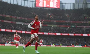 Pemain Arsenal Gabriel Magalhaes merayakan gol dalam laga Premier League antara Arsenal vs Everton di London, Inggris, Sabtu, 24 Oktober 2026. (AP Photo/Ian Walton)