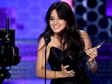 Penyanyi Camila Cabello memberikan pidato saat menerima piala pertamanya pada ajang American Music Awards 2018 di Los Angeles, Selasa (9/10). Lewat lagu 'Havana', Camilla dianugerahi sebagai Lagu Pop/Rock Terfavorit 2018. (Kevin Winter/Getty Images/AFP)