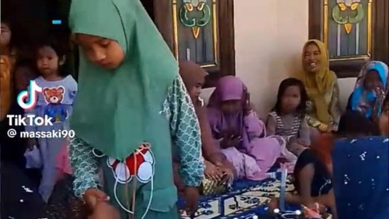 Inilah momen anak perempuan berusia 4 tahun yang tengah menyalami semua tamu yang datang di acara pertunangannya.
