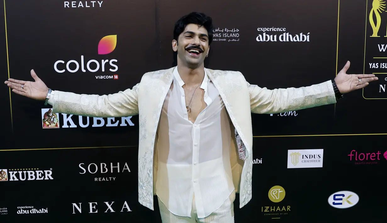 Aktor Bollywood Taaha Shah tiba pada acara penghargaan International Indian Film Academy (IIFA) Awards ke-23 di Abu Dhabi, Uni Emirat Arab, Jumat, 26 Mei 2023. (Foto oleh Giuseppe CACACE / AFP)
