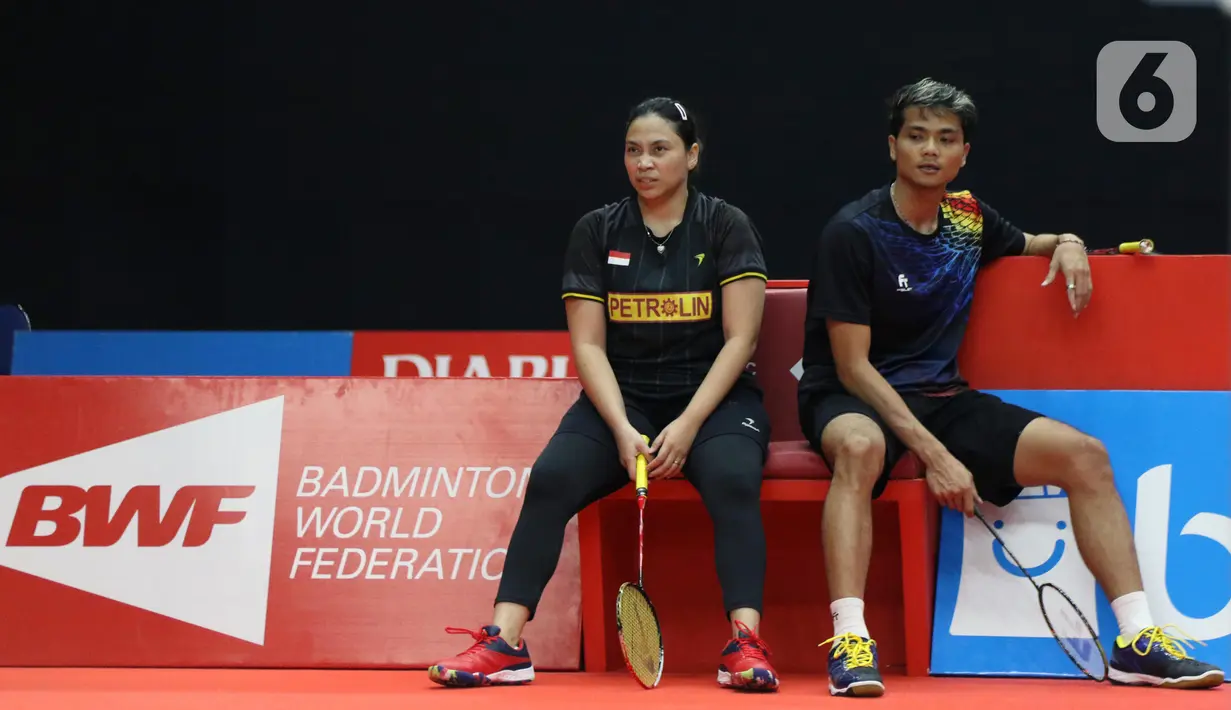 Ganda campuran Indonesia, Ricky Karandasuwardi/Pia Zebadiah Bernadet saat berlaga di babak pertama Indonesia Master 2020 melawan Wang Yi Lyu/Huang Dong Ping (China) di Istora GBK, Jakarta, Selasa (14/1/2020). Ricky/Pia kalah dua set langsung 9-21, 15-21. (Liputan6.com/Helmi Fithriansyah)