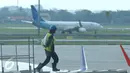 Pekerja tengah menyelesaikan proyek di Bandara Soekarno Hatta, Tangerang, Rabu (20/7). Secara nominal naik 0,43% dari Rp 81.677 menjadi Rp 82.028 per hari. (Liputan6.com/ Angga Yuniar)