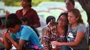 Kerabat narapidana menunggu kabar di depan Medical Local Institute (IML) setelah kerusuhan di dalam penjara kota Amazon, Brasil, Senin (2/1). 60 narapidana tewas dalam kerusuhan yang melibatkan dua kelompok di penjara tersebut. (REUTERS/Michael Dantas)