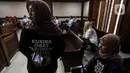 Solihah orangtua korban gangguan ginjal akut progresif atipikal (GGAPA) memegang foto anaknya saat menghadiri sidang lanjutan gugatan class action GGAPA di Pengadilan Negeri Jakarta Pusat, Jakarta, Selasa (18/7/2023). (Liputan6.com/Johan Tallo)