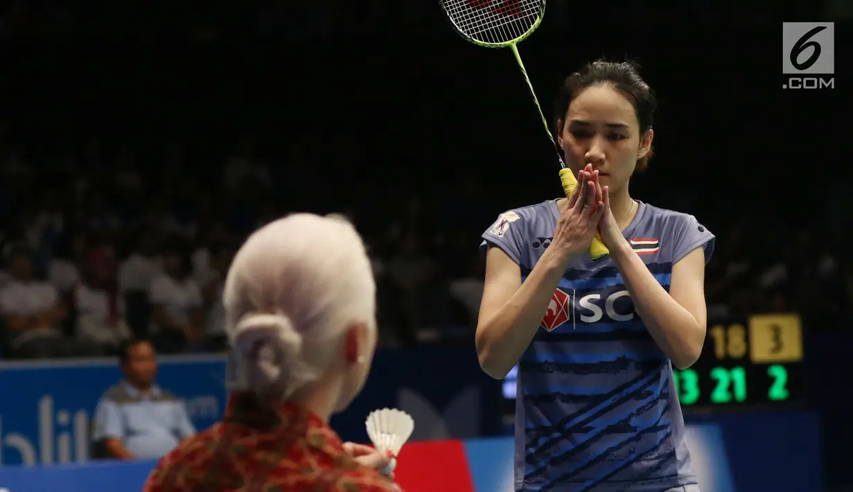 Pebulu tangkis Thailand, Nitchaon Jindapol memberi salam ke asisten wasit saat melawan pemain Jepang Sayaka Sato di Semifinal Indonesia Open 2017 di Jakarta, Sabtu (17/6). Jindapol kalah 21-13, 18-21, 14-21. (Liputan6.com/Helmi Fithriansyah)