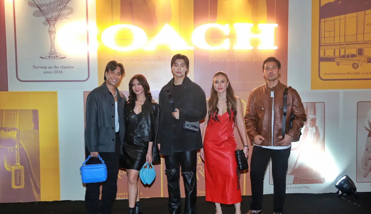 Wulan Guritno tampil sederhana, namun paling menarik perhatian. Ia mengenakan strappy leather dress berwarna merah, dipadunya dengan clutch, dan sandal hitam. [Foto: Document FIMELA/Adrian Putra]